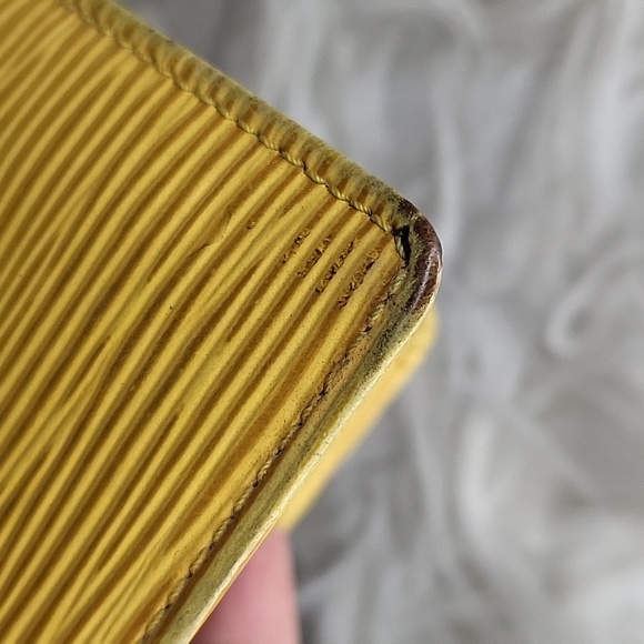 Louis Vuitton yellow epi card holder - Picture 8 of 12